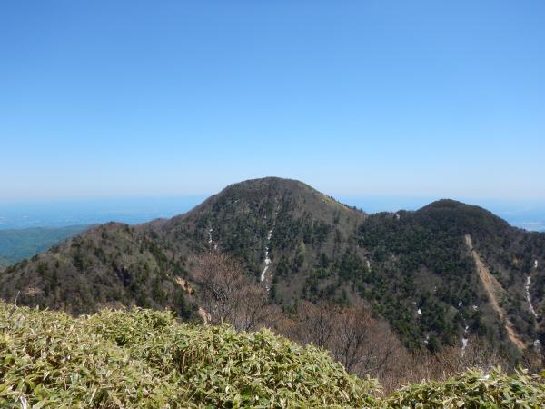 鶏頂山から釈迦ヶ岳を望みます。
